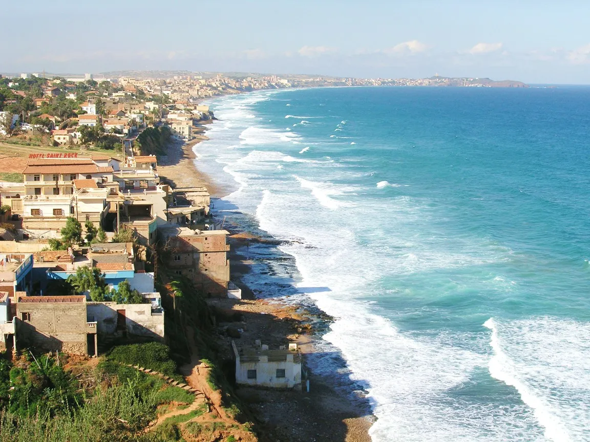 Exploitation illicite des plages à Aïn El Turck: Des extensions anarchiques démolies et des embarcations mises en fourrière