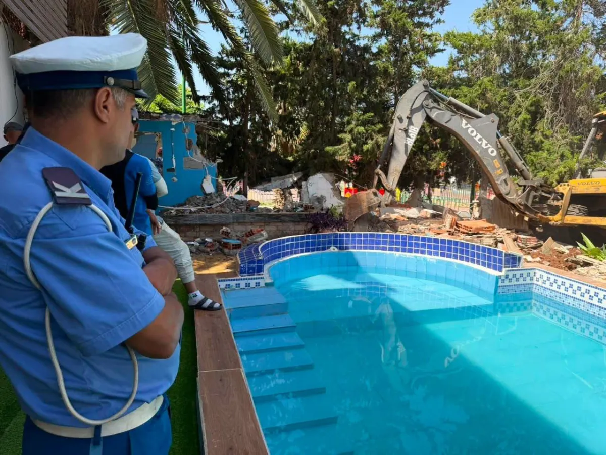Une piscine démolie et un terrain récupéré à Aïn El Turck