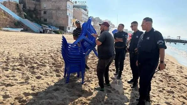 Un individu arrêté, des chaises et des tables saisies