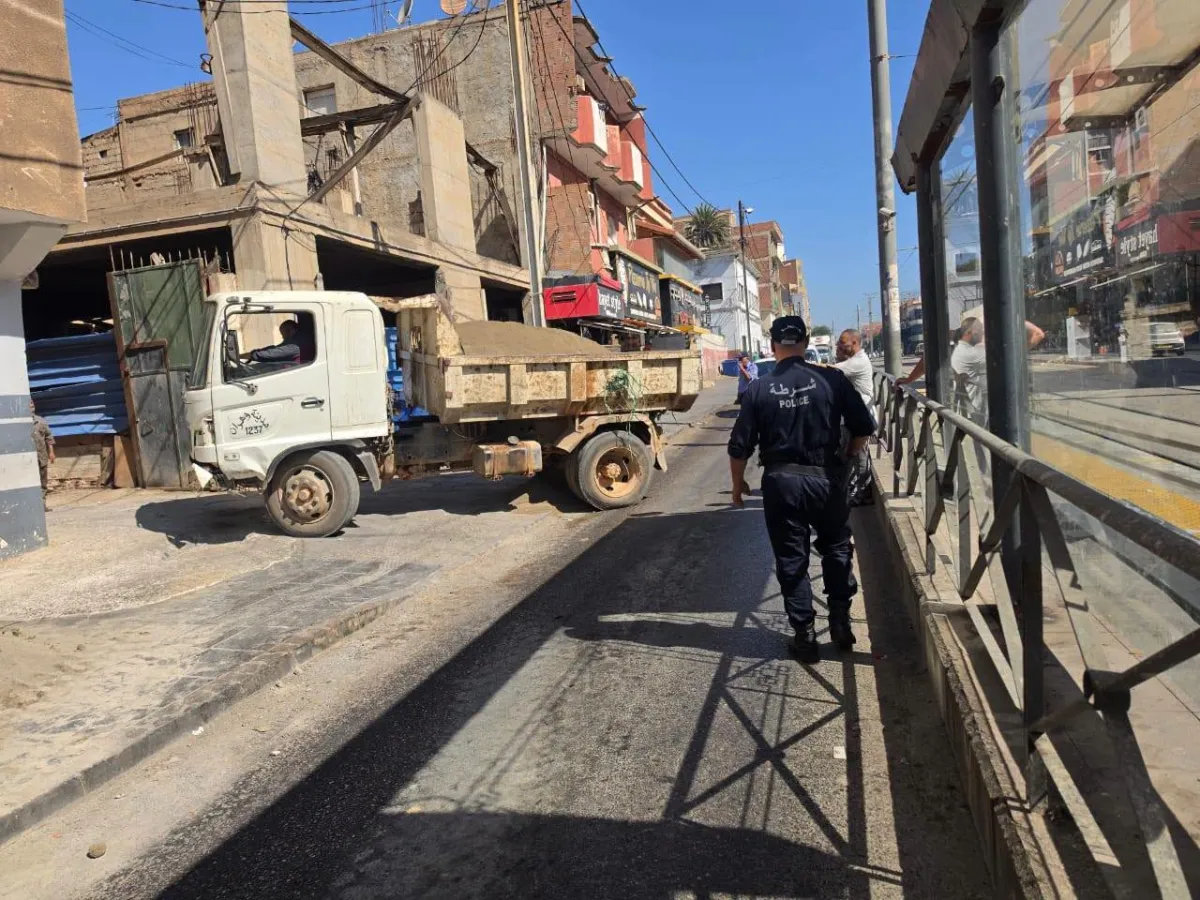 Des trottoirs libérés, des barrières démantelées et des matériaux saisis