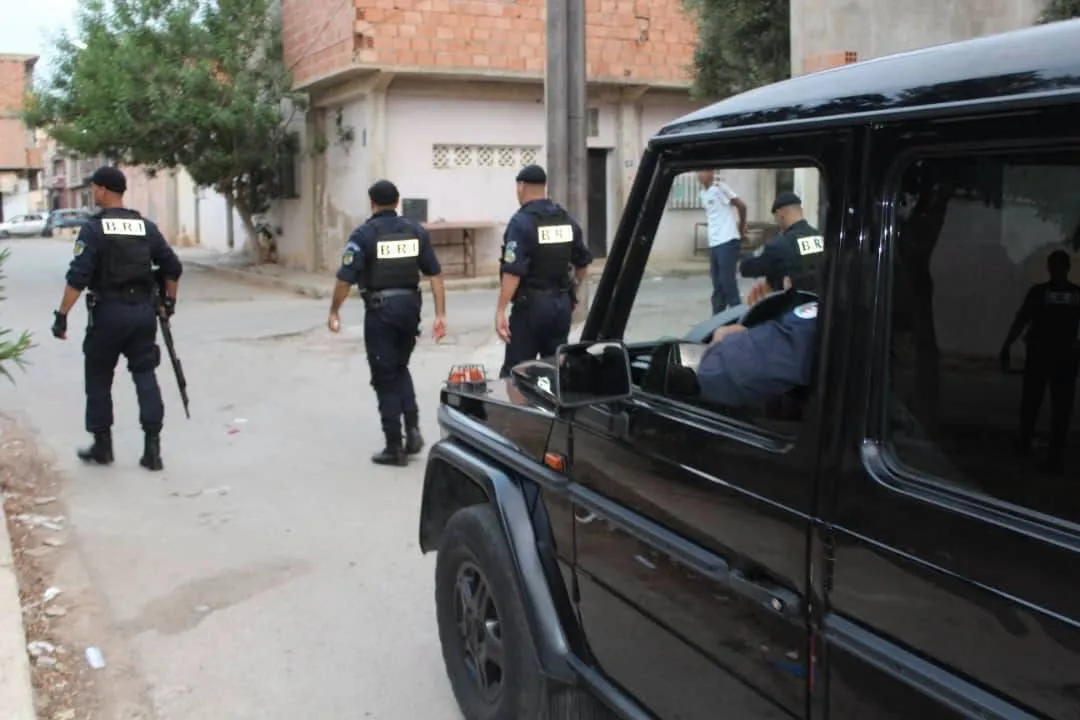 7 individus recherchés arrêtés, 11 armes blanches saisies