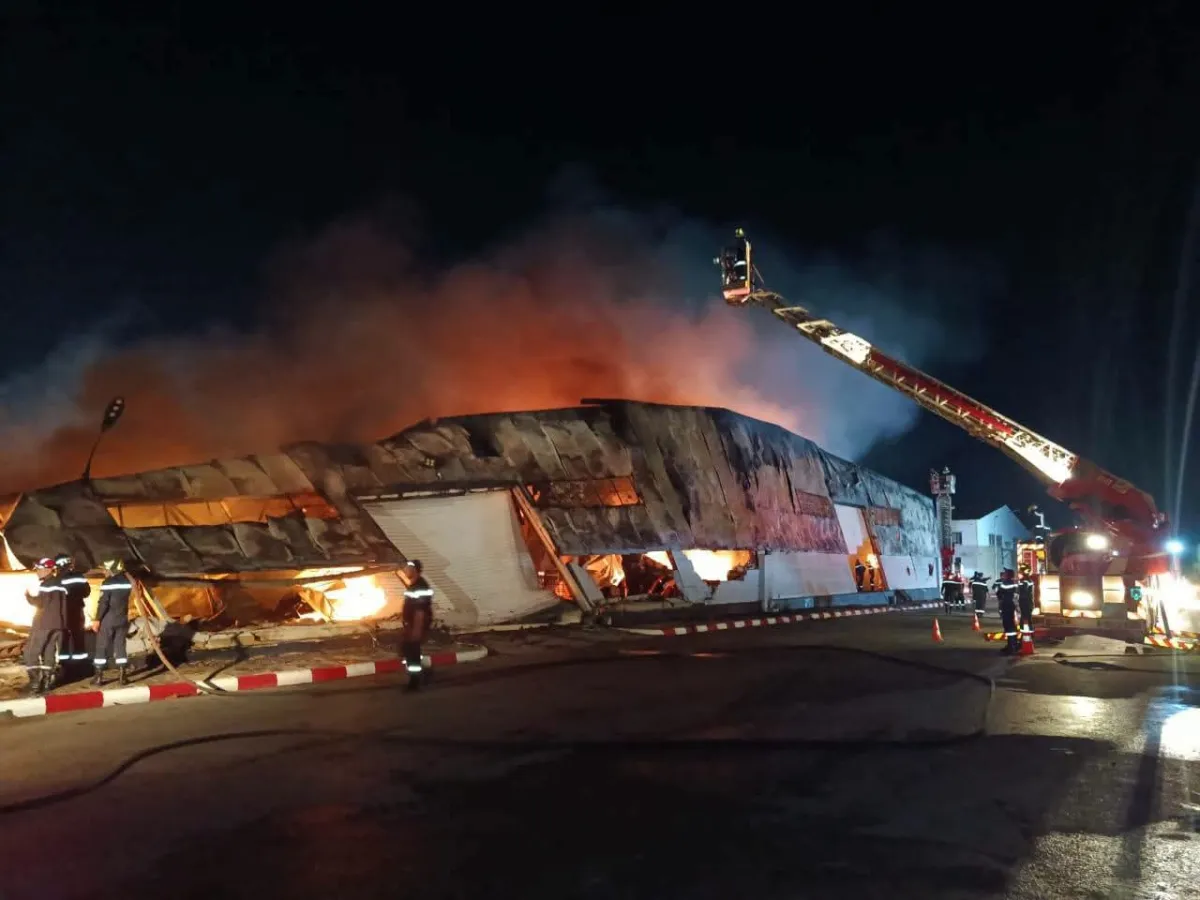 Un violent incendie maîtrisé dans un entrepôt de plastique