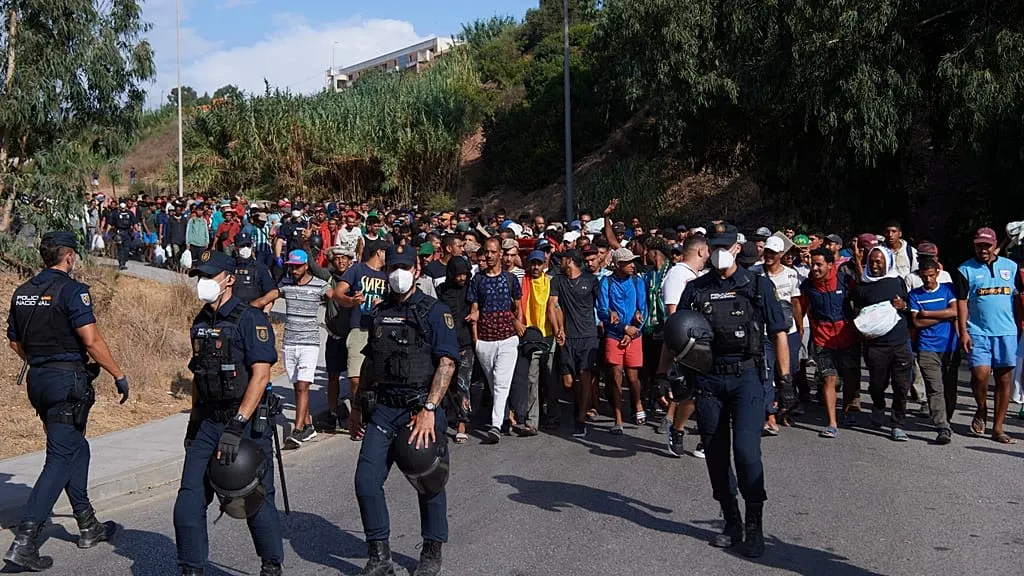 Transfert de migrants des plages vers le port de l’enclave espagnole  
