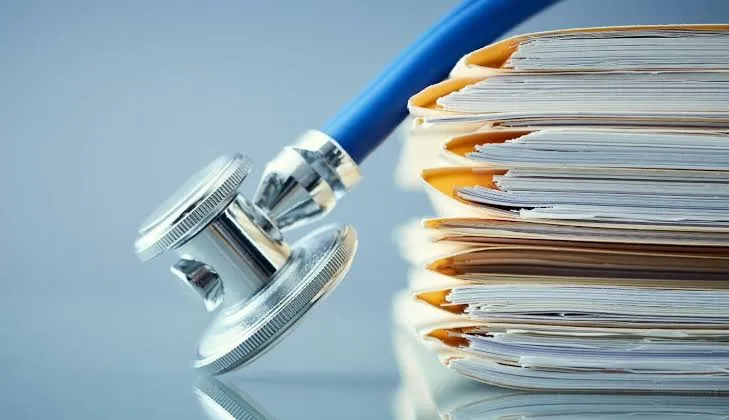 Santé : «éliminer progressivement le recours aux dossiers papier»