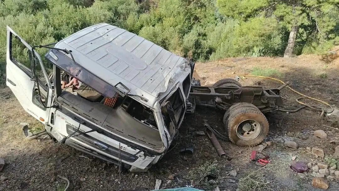 Un camion-citerne se renverse, 2 blessés  