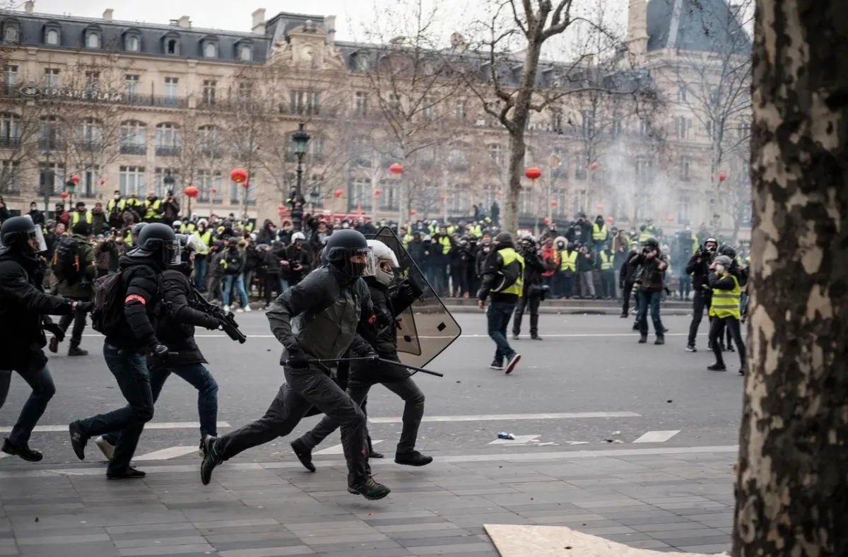 Sous pression, le pouvoir tente de reprendre la main