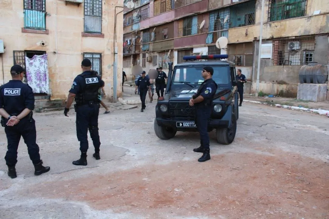 15 individus recherchés arrêtés, cocaïne, kif et armes blanches saisis